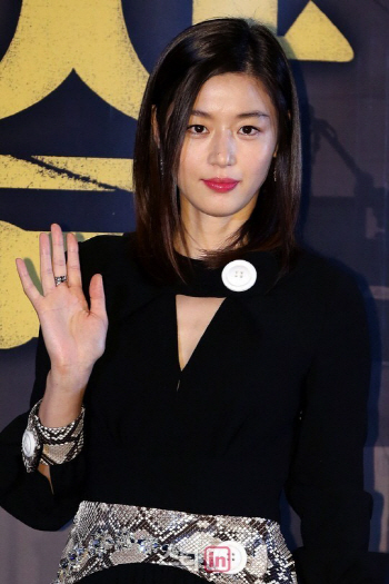 '스타 예비엄마는 힘들어'…임신 불구 킬힐 신고 스케줄 강행
