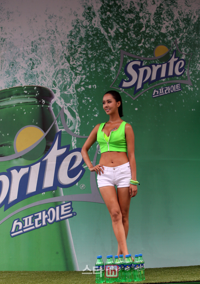 [포토]이연 '스프라이트 샤워 구조대에요'