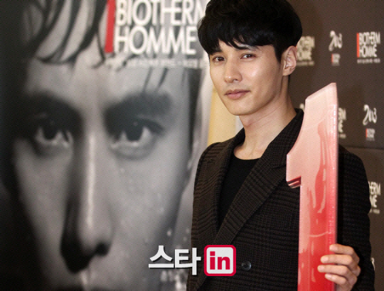 온라인 화제 `원빈 아버지 사진`..원빈 소속사 "원빈 아버지 아니다" 해명