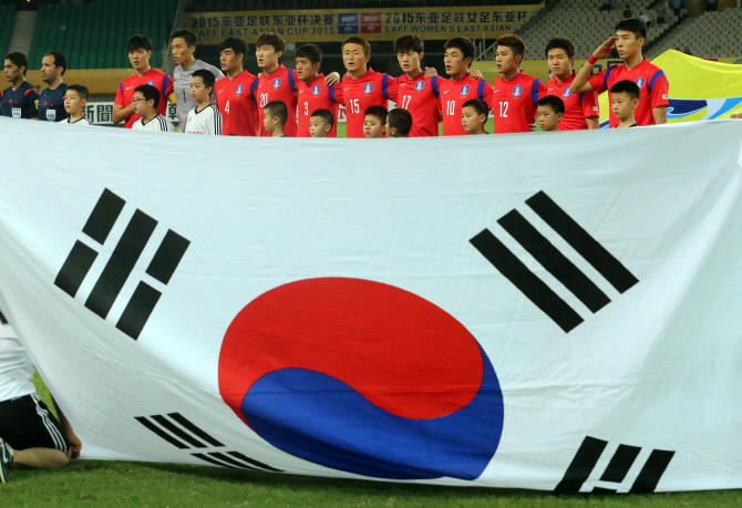 [포토] 국기에 경례하는 한국대표팀