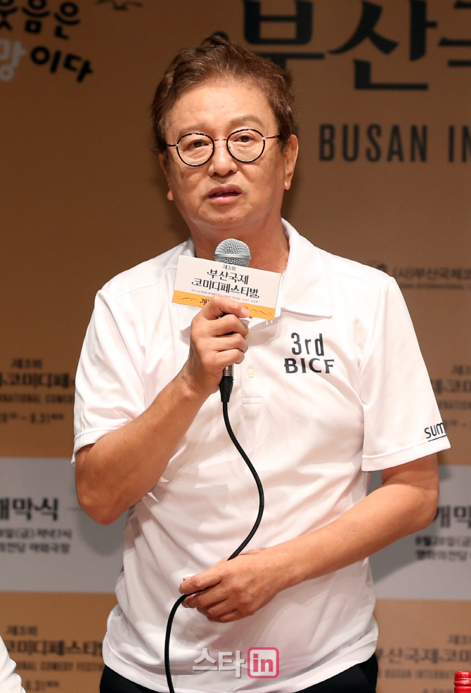 [포토]전유성, "송해 선생님과 점심약속이 있어서 가보겠습니다"