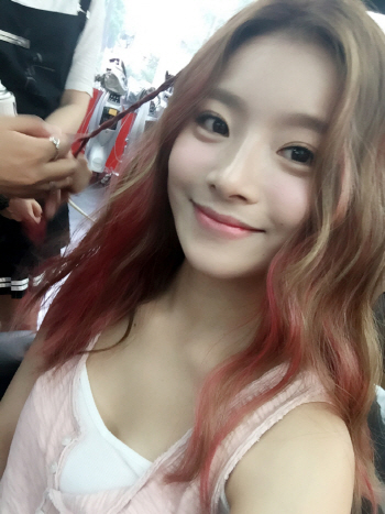 벤, '핑크색 포인트' 미용실 사진 통해 컴백 예고