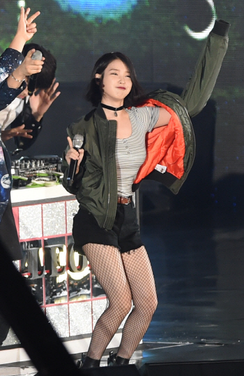 아이유, 단발머리 마틸다 완벽 변신 '발랄한 소녀'
