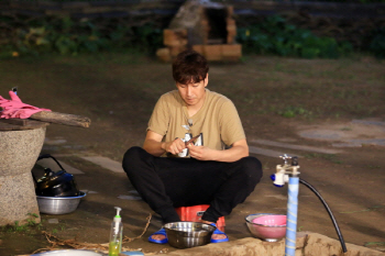 '삼시세끼' 이선균, '옥순봉 이주부' 되다