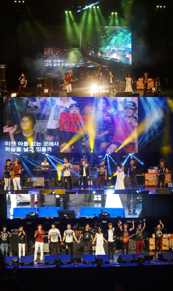 시나위-정동하, 관객 마음 뒤흔든 故 신해철 추모공연
