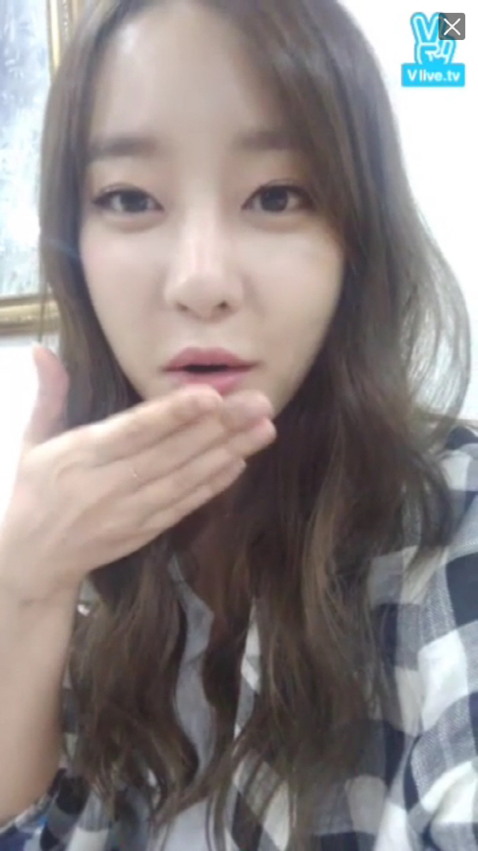 [V앱] 레인보우, 폭풍 먹방 "제주도 간장게장, 이 맛이야"