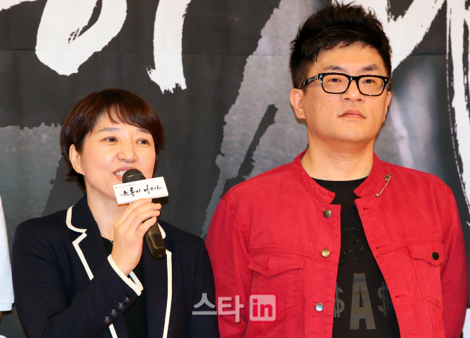 [포토]인사말하는 김영현-박상연 작가