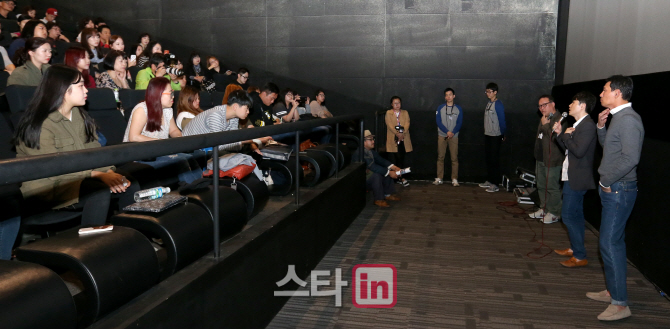 [BIFF포토]팬들과 만나는 류승온 감독-배우 황정민