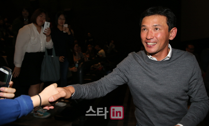 [BIFF포토]팬들과 인사 나누는 천만배우 황정민
