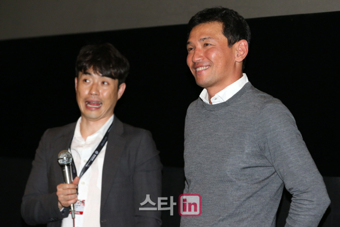 [BIFF포토]관객질문 경청하는 류승완 감독-배우 황정민