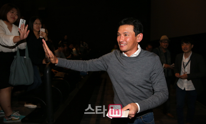 [BIFF포토]황정민, '천만배우의 인사'