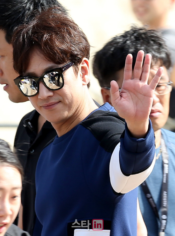 [BIFF포토]이선균, '시크한 인사'
