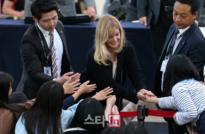[BIFF포토]팬들 손잡으며 인사하는 나스타샤 킨스키