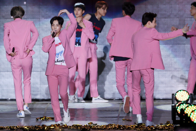 EXO '오늘 컨셉은 핑크'