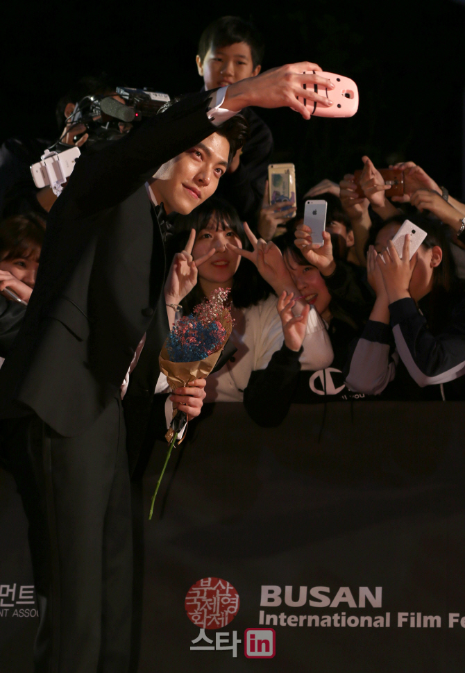 [BIFF포토]김우빈, '다정한 상남자'