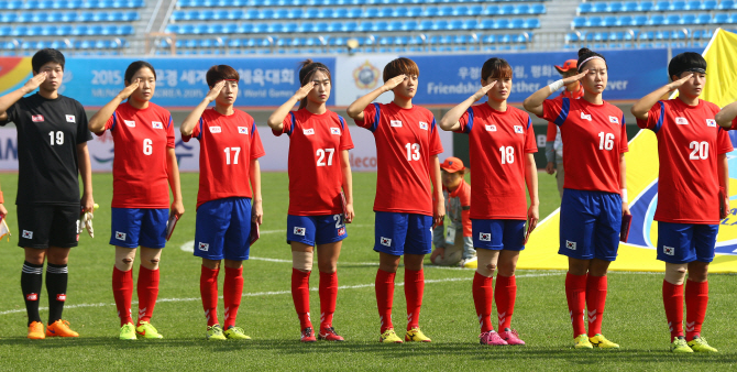[포토] 국기에 대한 경례하는 여자축구단