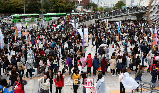 [포토]엑소 팬들로 인산인해 이루는 고척스카이돔 구장