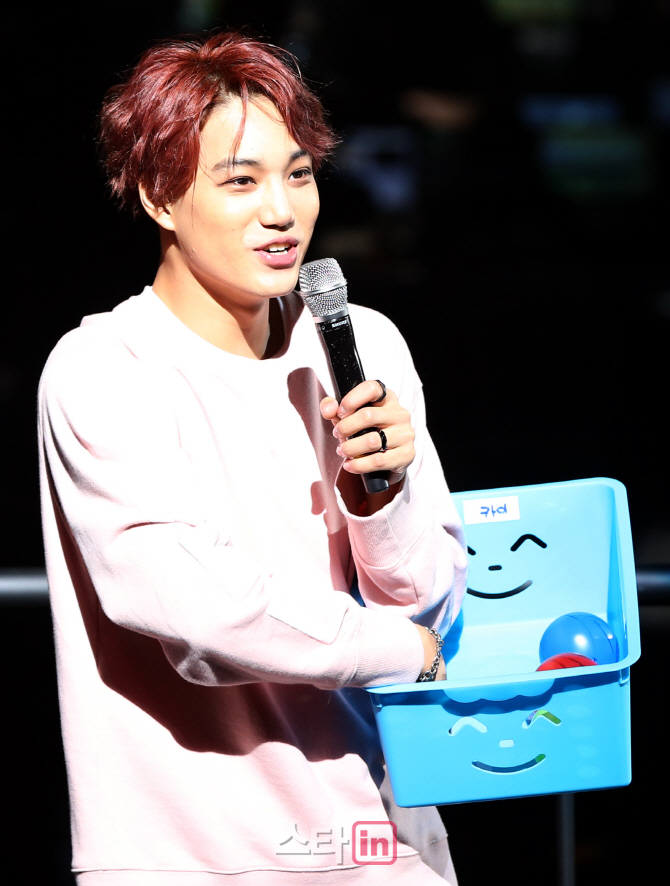 [포토]엑소 카이, '선물을 나눠드려요!'