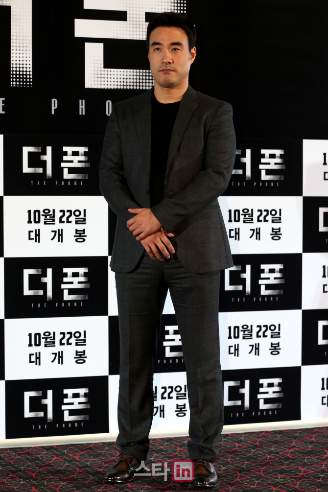 [포토]포즈 취하는 배우 배성우