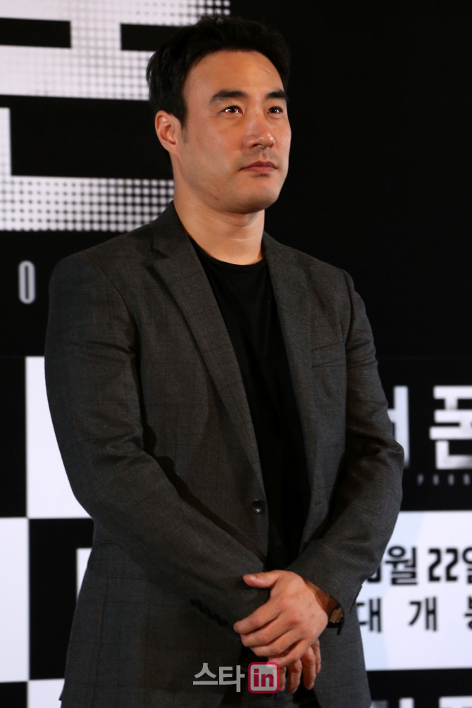 [포토]포즈 취하는 배우 배성우