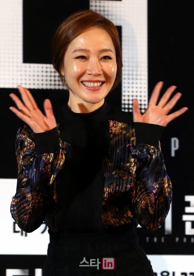 [포토]엄지원, '다음에 또 만나요!'