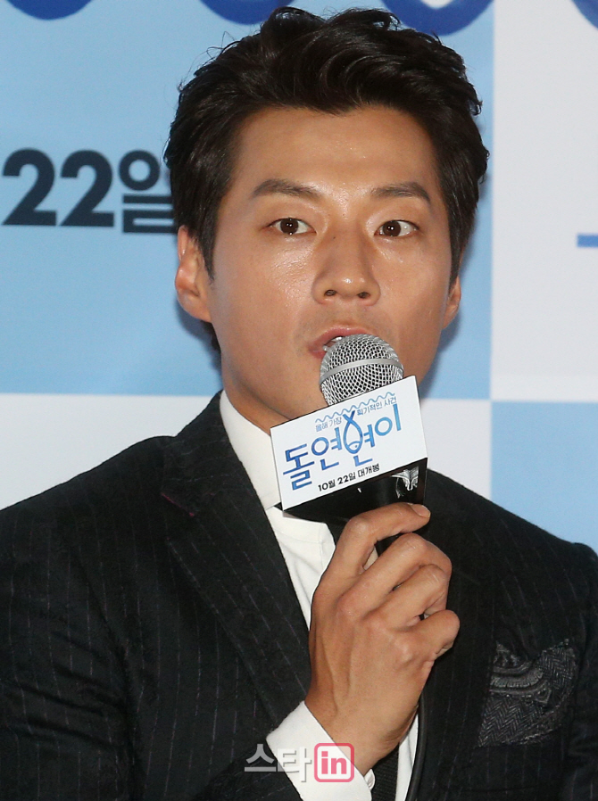 [포토]인사말하는 '돌연변이' 배우 이천희