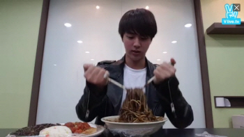 방탄소년단 진, 폭풍 먹방 선보여 "밥 먹으려고 운동해"