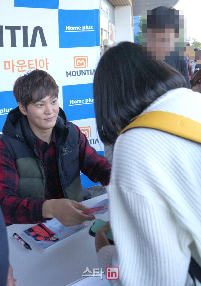 [포토]마운티아, 전속모델 '주원' 팬사인회 성료