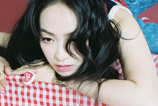 f(x), 타이틀곡 '포 월즈'는 EDM…모션 티저로 '컴백 신호탄'