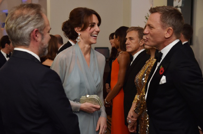 [포토] 영국 왕세손비 케이트 미들턴, `제임스 본드`와 즐거운 한때