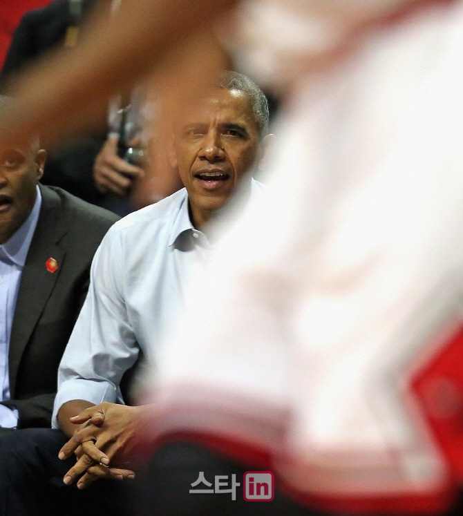NBA 불스, 열성팬 오바마 대통령 앞에서 개막전 승리