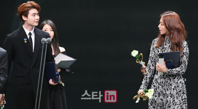 [포토]이종석-박신혜 '축하해~'