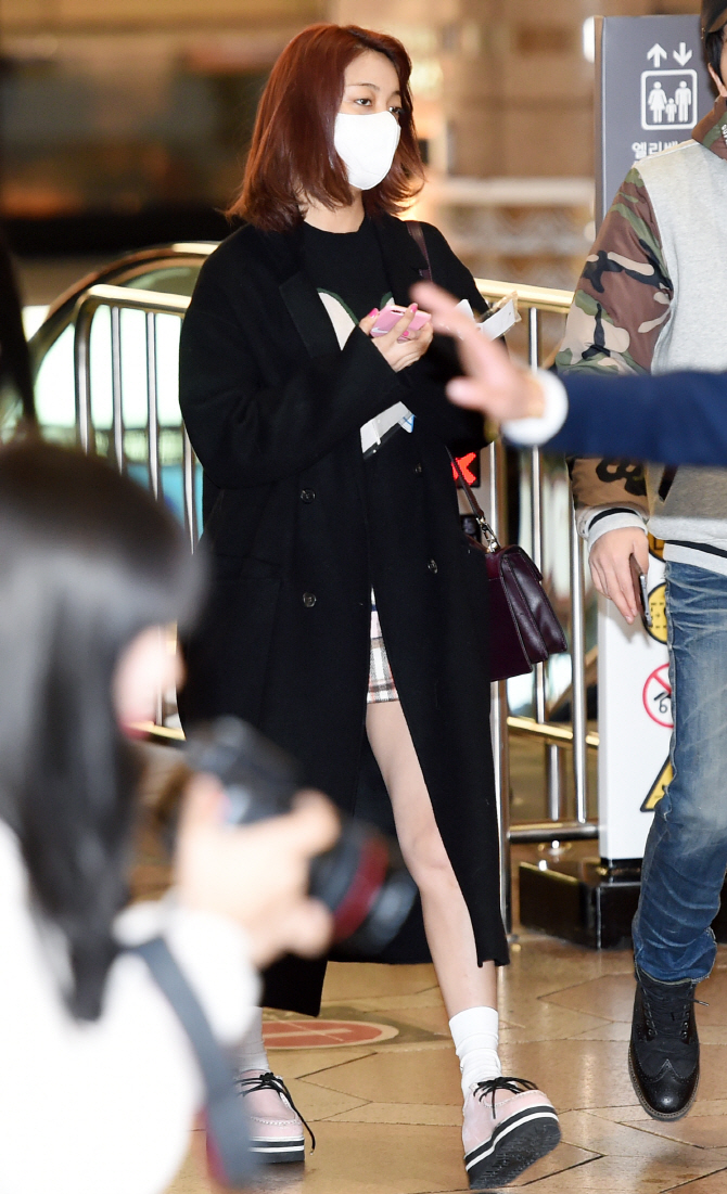 에프엑스 루나, '코트 사이로 보이는  초미니'