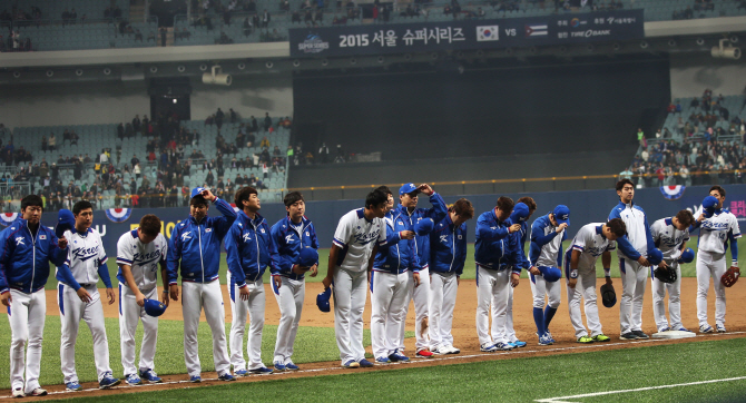 [포토]팬들에게 인사하는 한국 야구 대표팀