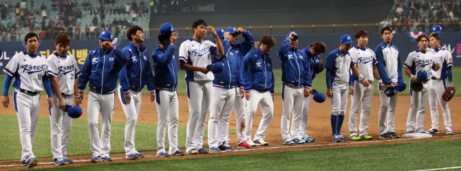 [포토]팬들에게 인사하는 한국 야구 대표팀