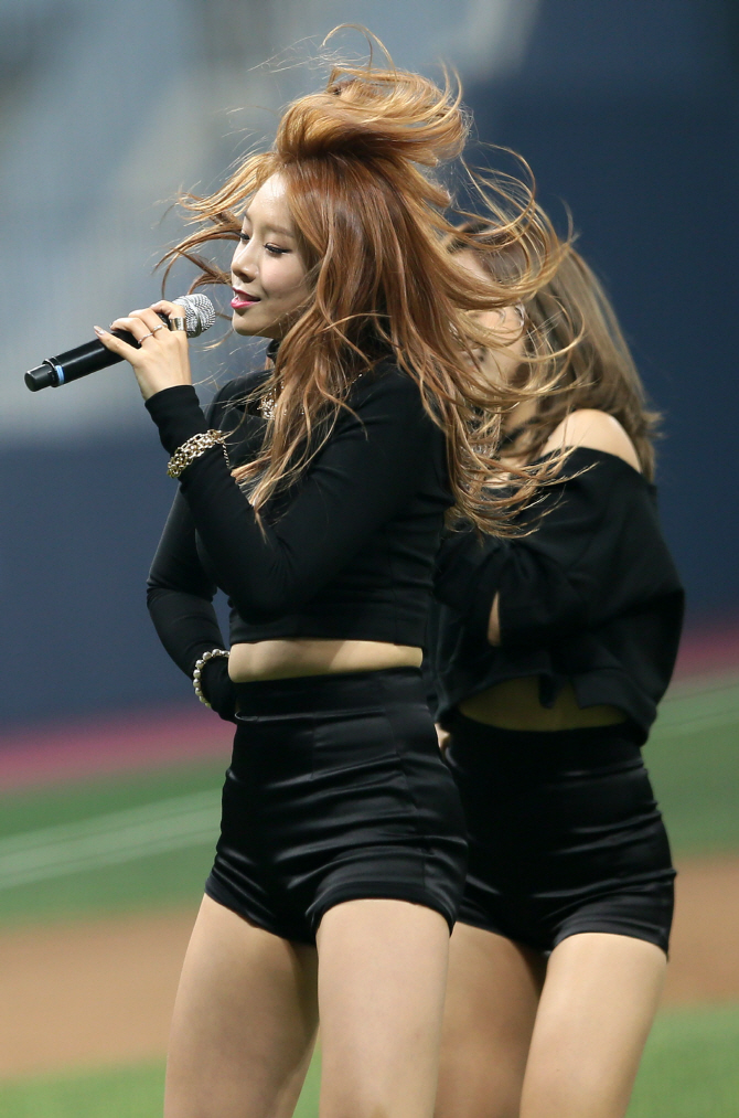 [포토]축하 공연하는 베스티
