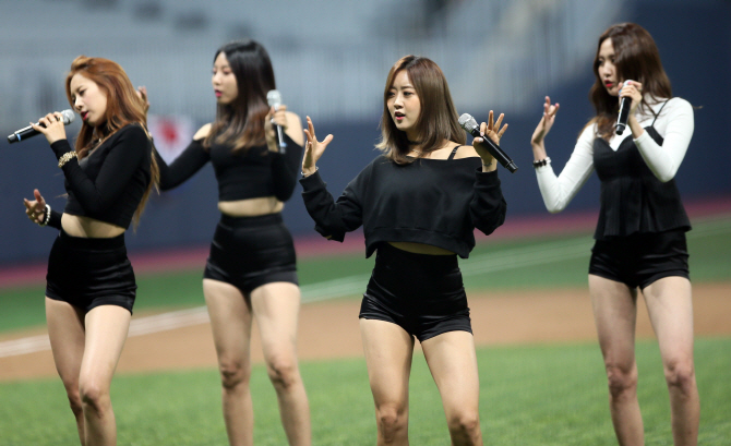 [포토]축하 공연하는 베스티