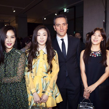 고소영·김연아·하지원, 한자리에 모여 인증샷.. 배려 없는 미모