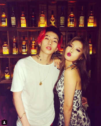 박재범, 현아 허리에 매너손 "뮤비 출연해줘서 고마워"