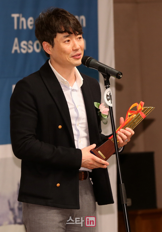 [포토]제 35회 영평상 감독상 수상한 류승완 감독