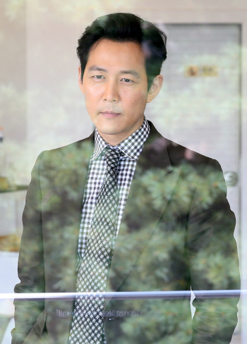 이정재, 모친 빚 때문에 피소…소속사 "유명인 흠집내기"