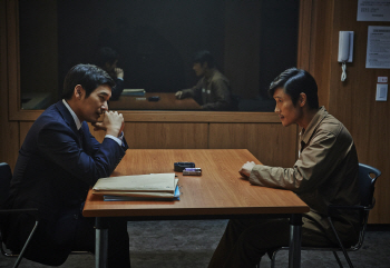 '내부자들' 전야개봉 2위로 출발… 실시간 예매율 33.6%로 1위