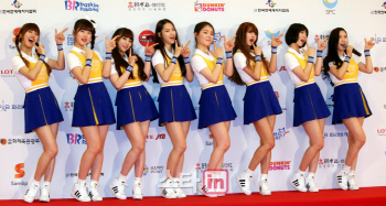 걸그룹 오마이걸, 美공항서 7시간 넘게 억류 "상황 파악 중"