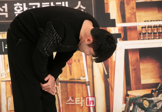 [포토]90도 사과하는 노홍철 '씻을 수 없는 제 잘못입니다'