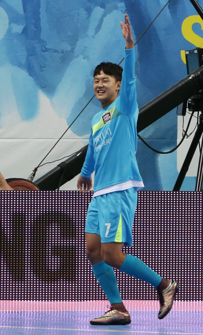 사랑으로 한겨울 추위 날린 홍명보 자선축구...이승우 MVP