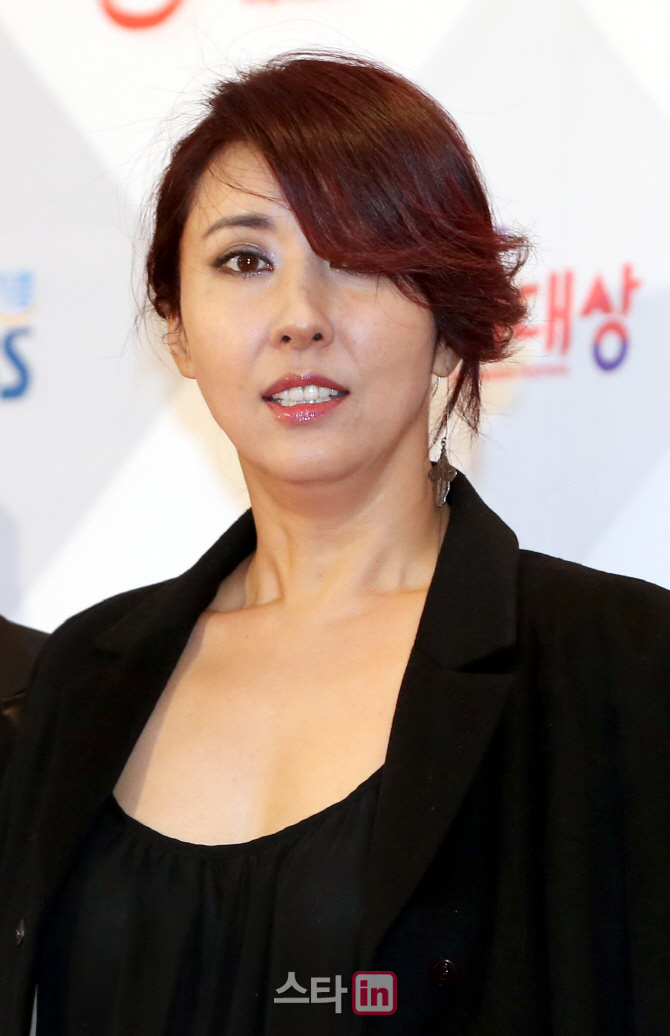 [포토]김완선, '버라이어티 부문 신인상 수상'