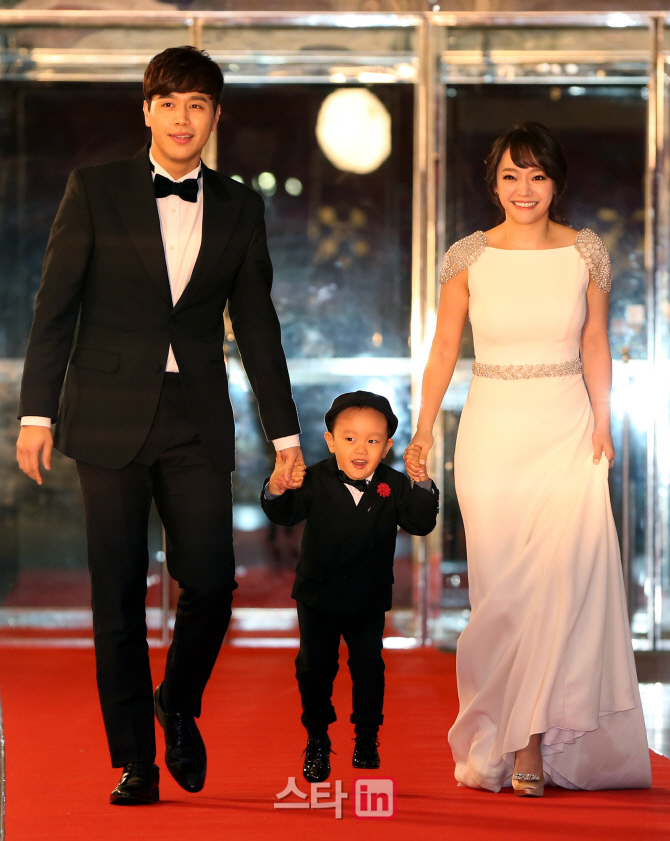[포토]손준호-김소현 부부, '아들 주안이와 함께 SBS연예대상 나들이'