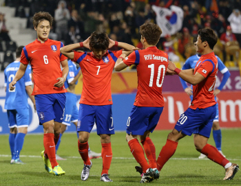'행운의 PK골' 신태용호, 우즈벡에 1-0 리드...전반 마감