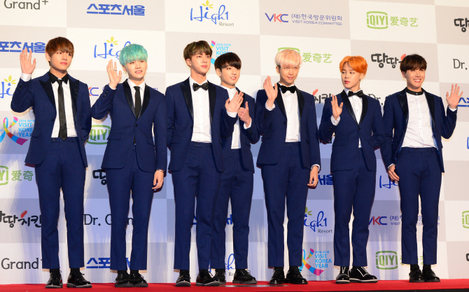 [포토] 방탄소년단, '푸른 턱시도로 여심 저격'