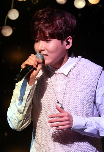 '어린왕자' 려욱도 차트 공습 예고…첫 솔로앨범 쇼케이스